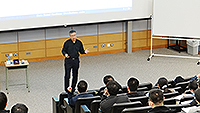 Prof. Peng Shige shares his research findings in the lecture
